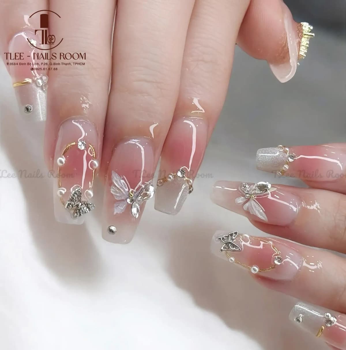 Nail đính đá sang trọng — Top mẫu được yêu thích nhất