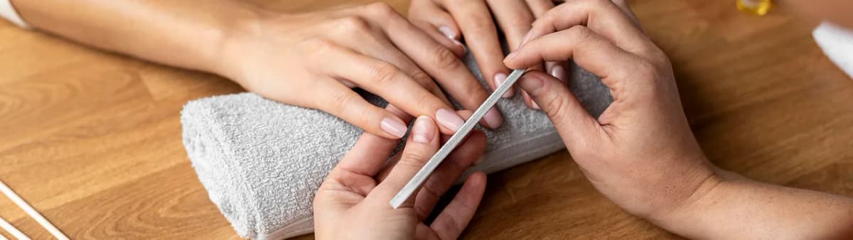Sơn gel có hại cho móng không? Giải đáp từ chuyên gia