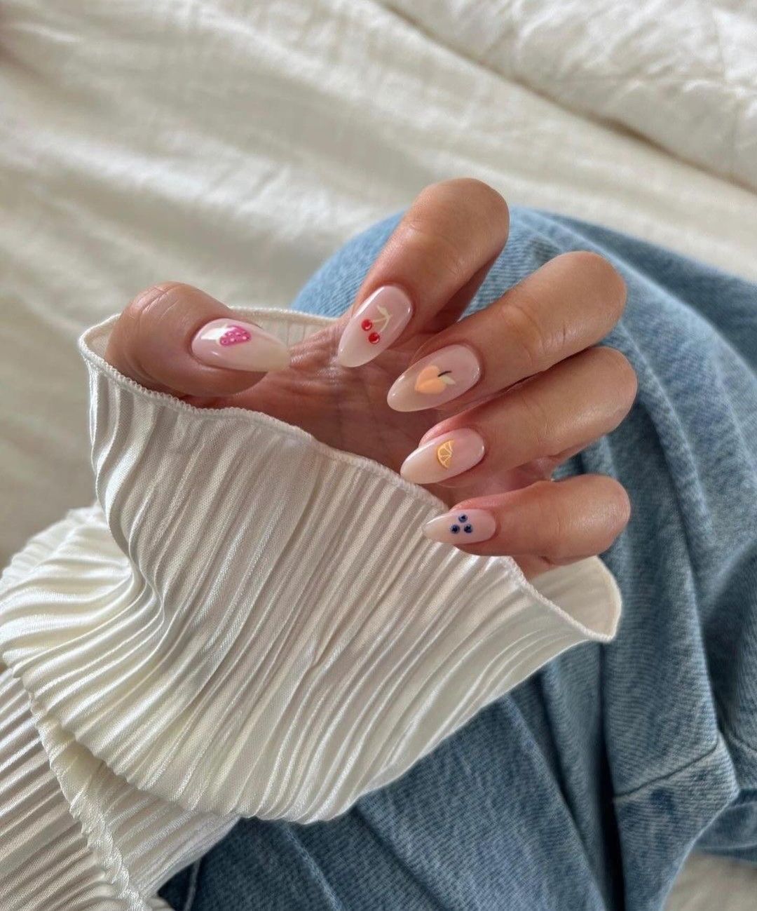 Xu hướng vẽ nail với họa tiết trái cây, hoa lá tươi mát