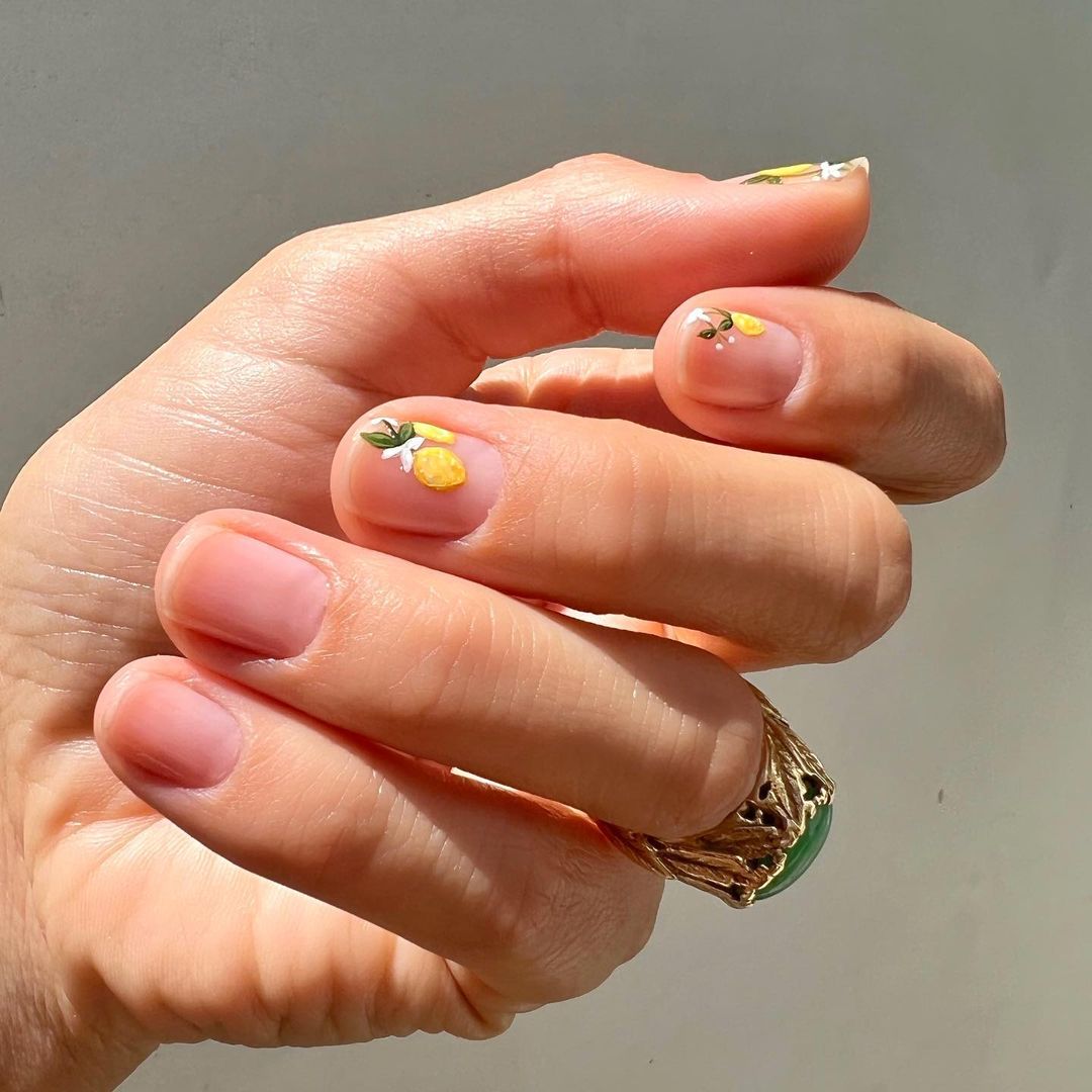 Xu hướng vẽ nail với họa tiết trái cây, hoa lá tươi mát